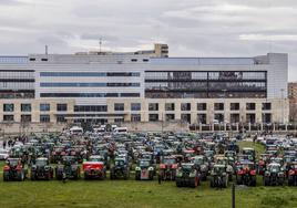 La histórica tractorada por Vitoria de los agricultores alaveses, en imágenes