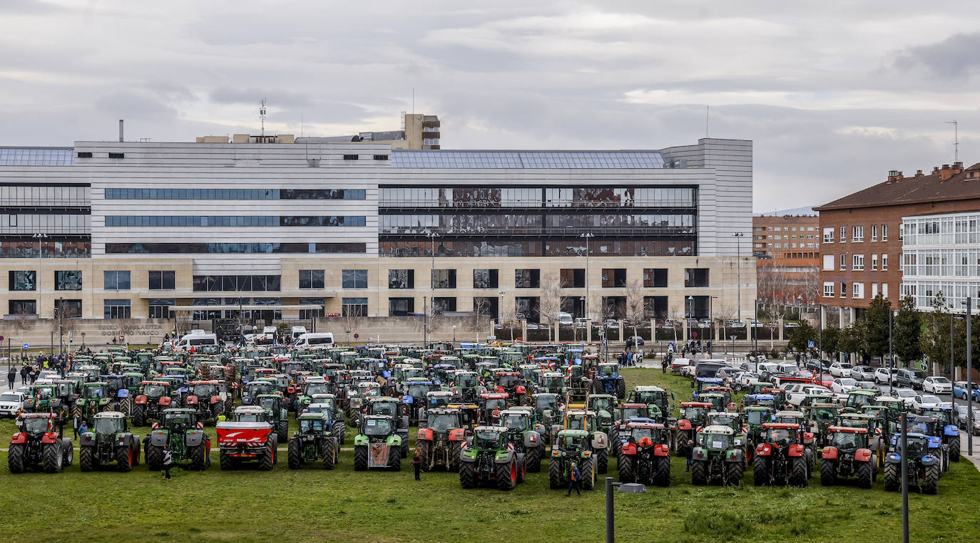 La histórica tractorada por Vitoria de los agricultores alaveses, en imágenes