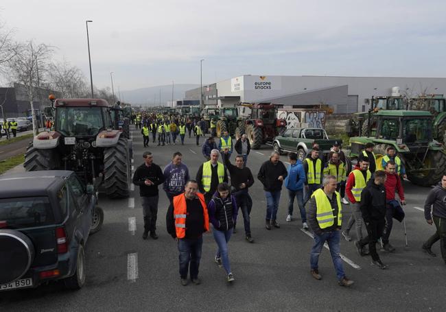 Manifestantes a su llegada a Júndiz.