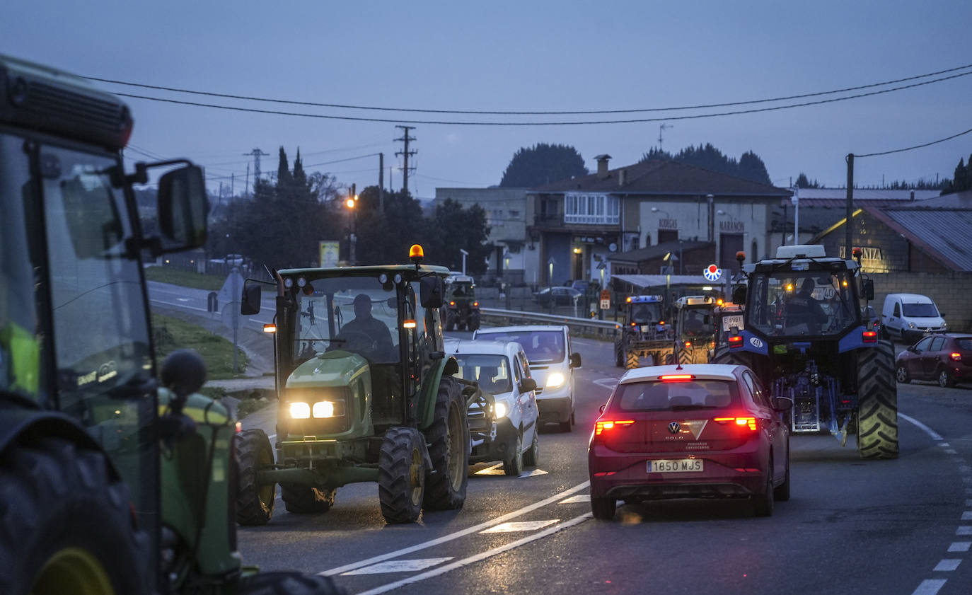 Caravana de vehículos, a primera hora de la mañana en la salida de Laguardia.