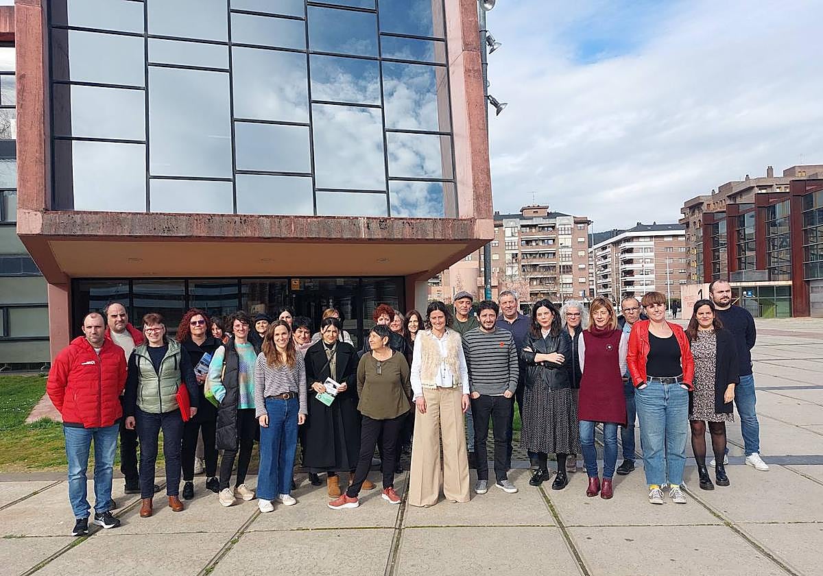 La alcaldesa de Durango, Mireia Elkoroiribe (en el centro), junto a una treintena de comerciantes que se reuniéron en el Elkartegi.