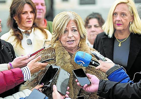 Consuelo Ordóñez, el lunes, frente a la Asamblea de Madrid.