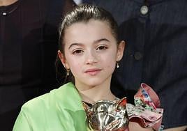Sofía Otero posa con el Premio Feroz a mejor película dramática para '20.000 especies de abejas'.