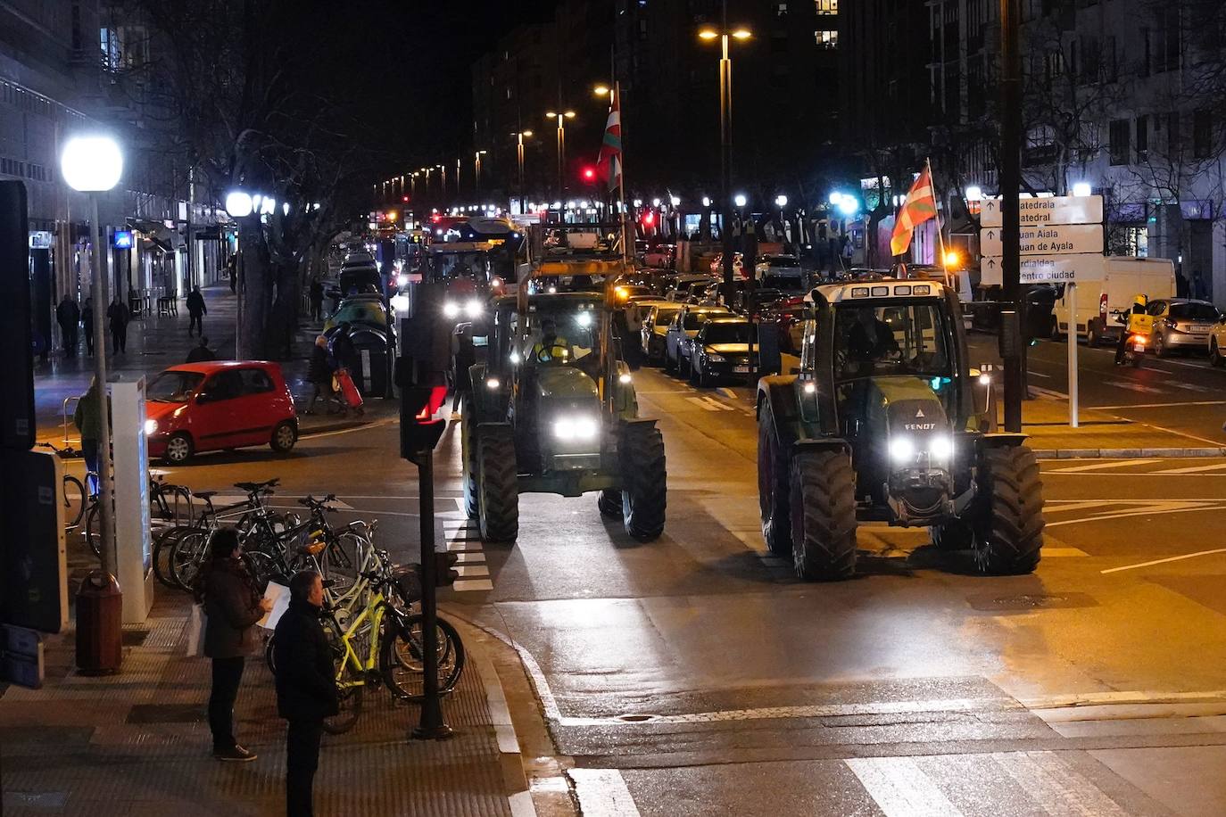 La histórica tractorada por Vitoria de los agricultores alaveses, en imágenes