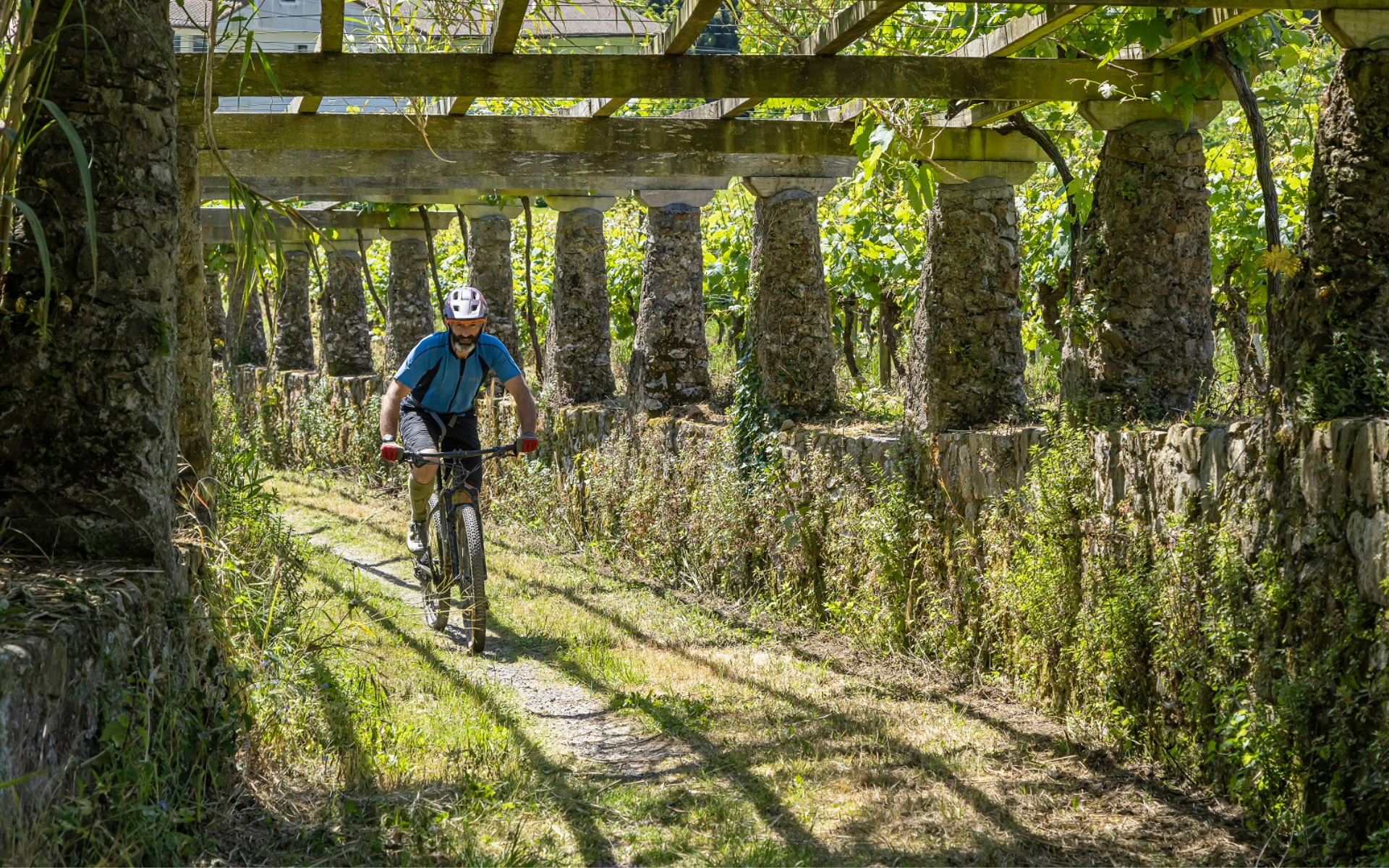 Un aficionado a la bicicleta disfruta de los parajes naturales de Urdaibai.