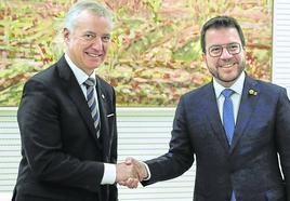 El lehendakari Urkullu y el presidente de la Generalitat, Pere Aragonès, se saludan la semana pasada en Bruselas.