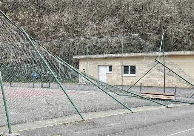 Destrozos en el campo de fútbol de Galdames.