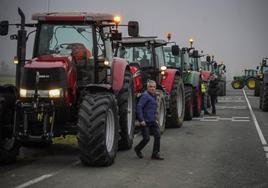 Agricultores y ganaderos protestan en tractorada.