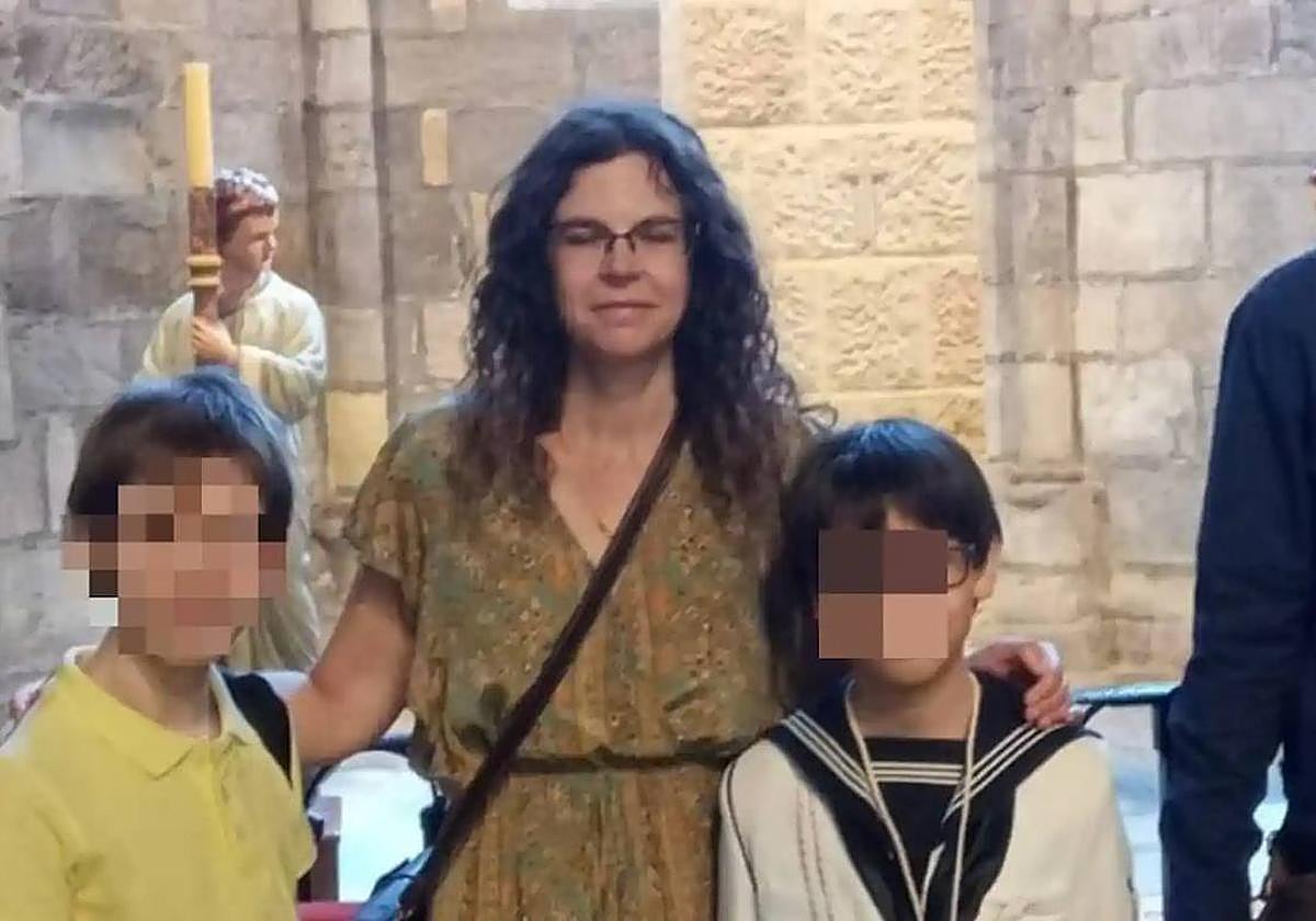 Silvia López Gayubas, con sus dos hijos.