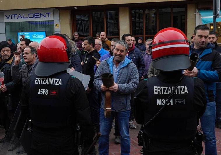 Protesta de agricultores y ganaderos frente al Parlamento vasco.