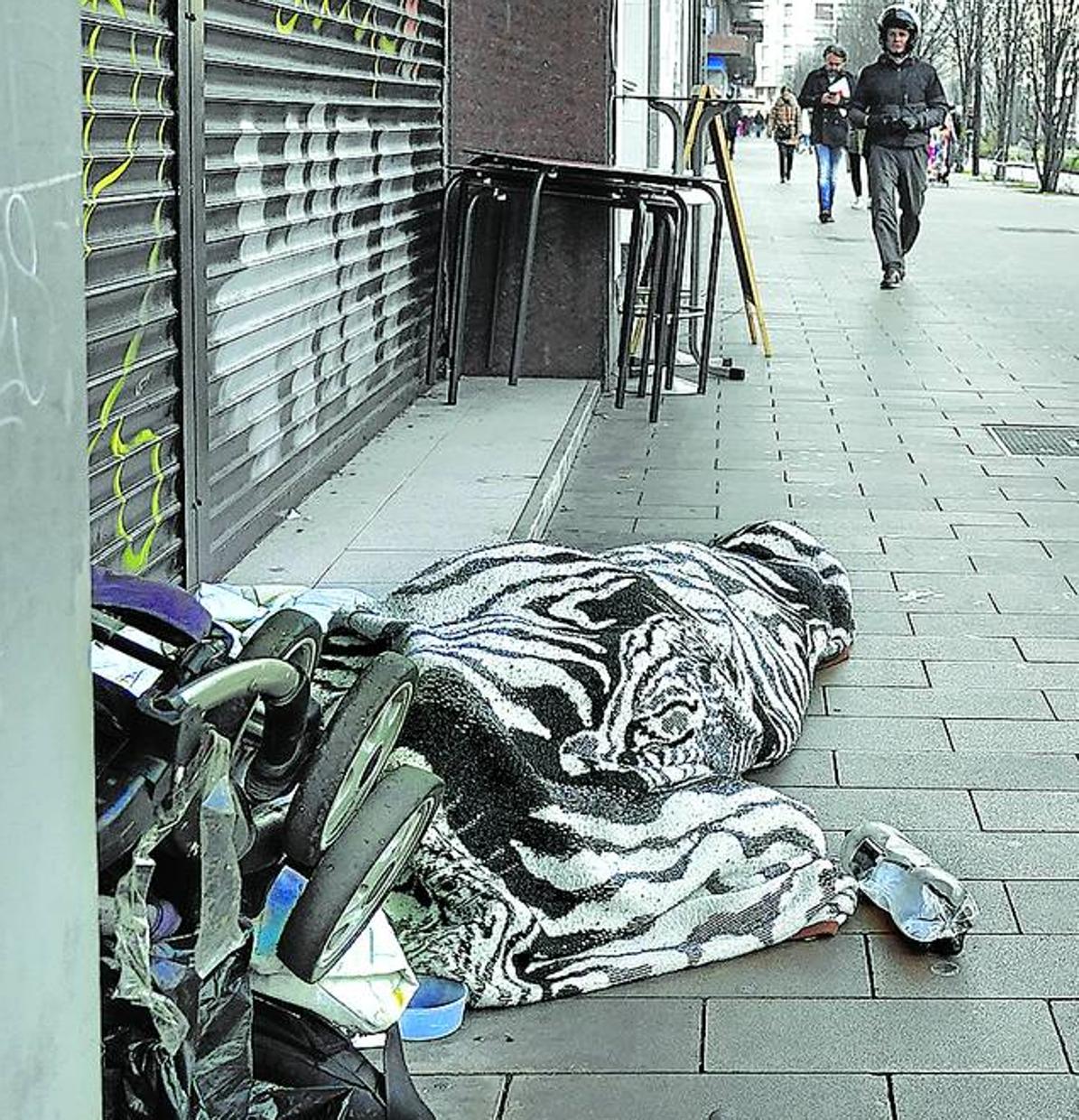 Una persona duerme en la Avenida de Gasteiz.