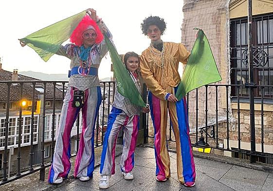 Participantes en la comparsa de Calasanz (Escolapios) con el pañuelo verde.
