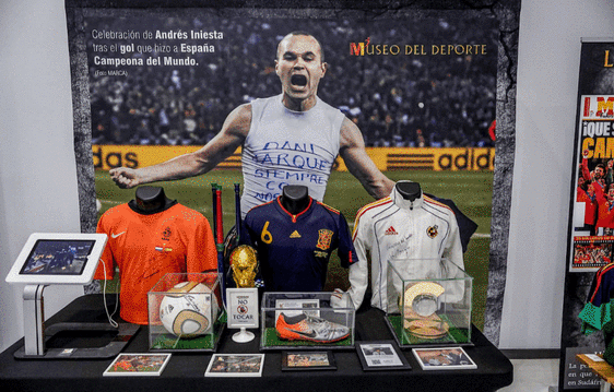La camiseta de Maradona, las zapatillas de Bolt y otros objetos de culto en Vitoria