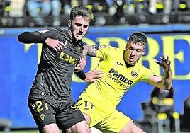 Kiko Femenía presiona a Robert Navarro, extremo del Cádiz, en un partido reciente.