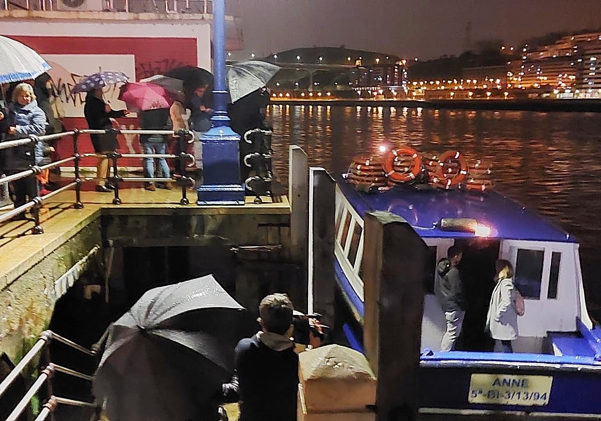 El coro Mendibaiarte ha entonado varias canciones que han emocionado al botero Óscar Suárez.