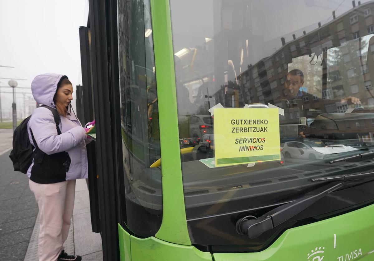 Una usuaria accede a un urbano que cubría los servicios mínimos.