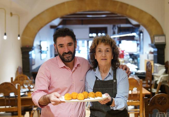 Aritzeder Petralanda y Zorione Anta con una bandeja de sus croquetas redondas.