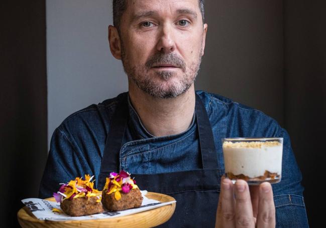 Igor Agirre con la croqueta de rabos y la de txitxikis que sirve en vaso.