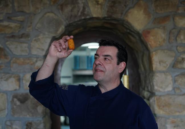 Óscar García con una de las croquetas de jamón de Txakoli Simón.