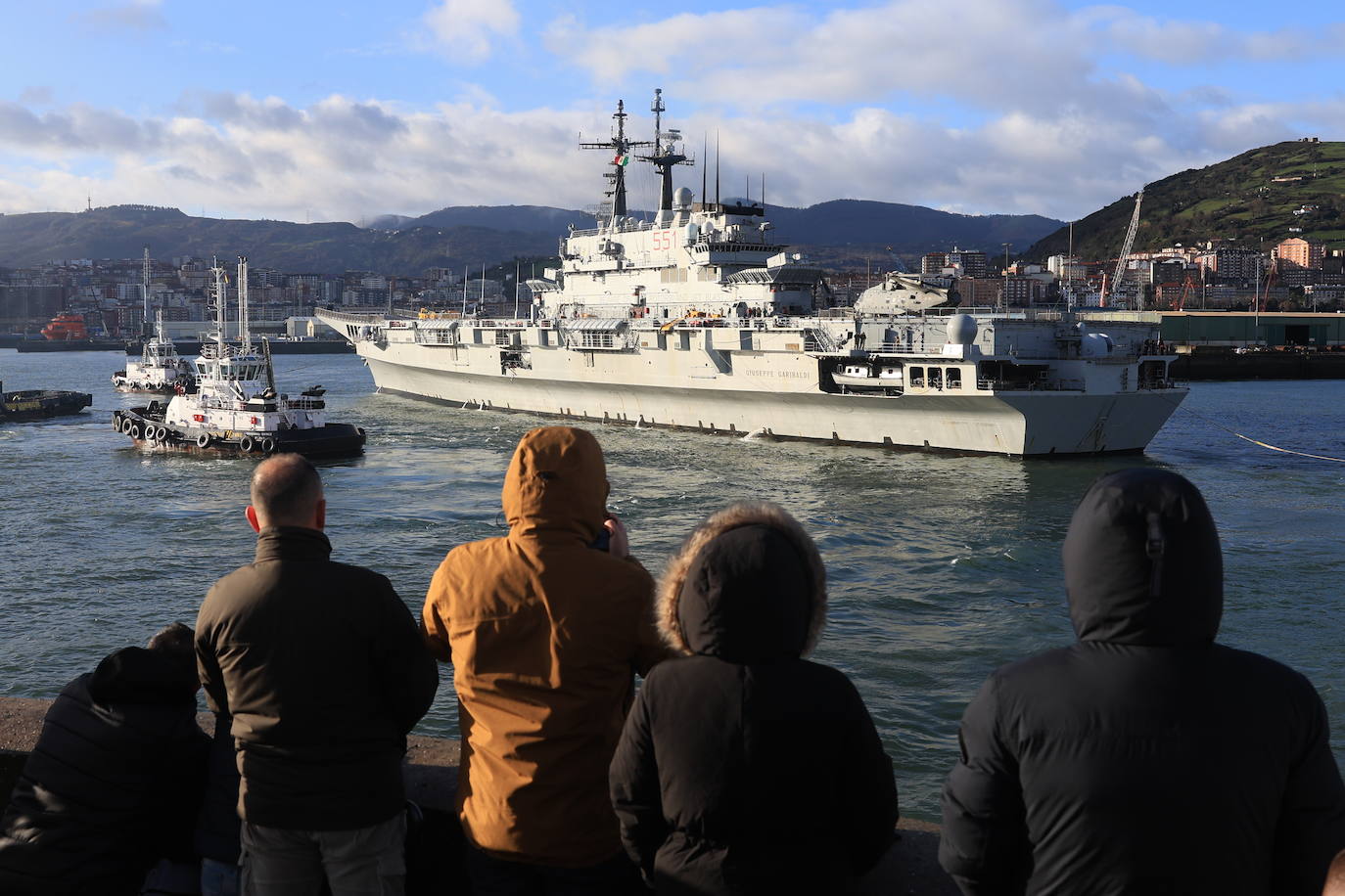 La entrada en el Puerto de Getxo de los dos barcos militares italianos