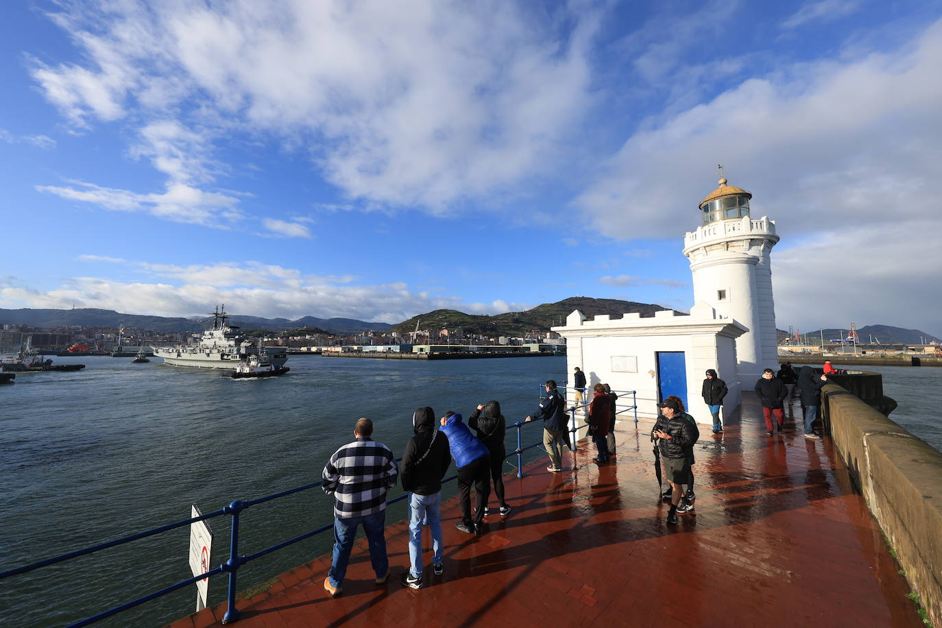 La entrada en el Puerto de Getxo de los dos barcos militares italianos