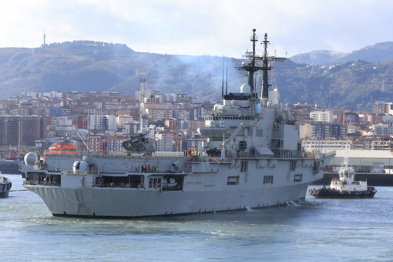 La entrada en el Puerto de Getxo de los dos barcos militares italianos