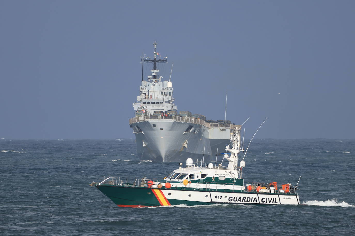 La entrada en el Puerto de Getxo de los dos barcos militares italianos