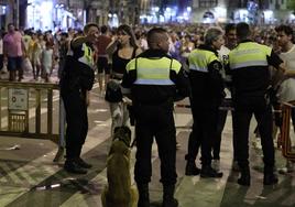 Actuación de la Policía Municipal de Bilbao durante una noche de Aste Nagusia.