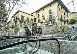 La casona, que data del siglo XVI, se localiza en la calle Correría frente a la torre de los Anda.