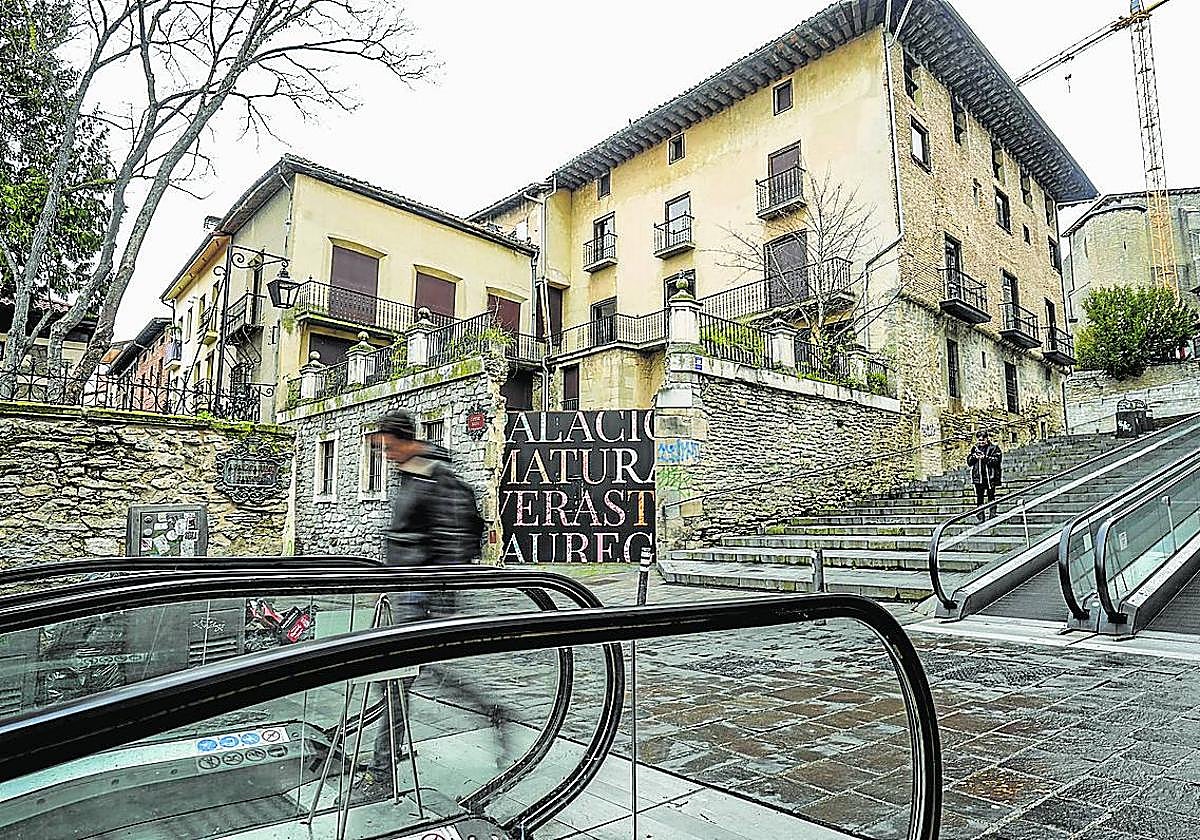 La casona, que data del siglo XVI, se localiza en la calle Correría frente a la torre de los Anda.