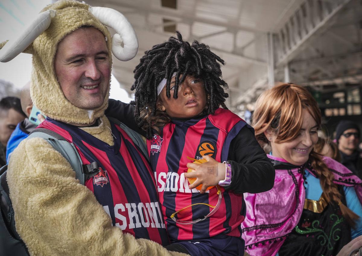 Imagen secundaria 1 - Los Pintores tiñen de fiesta el arranque del Carnaval vitoriano