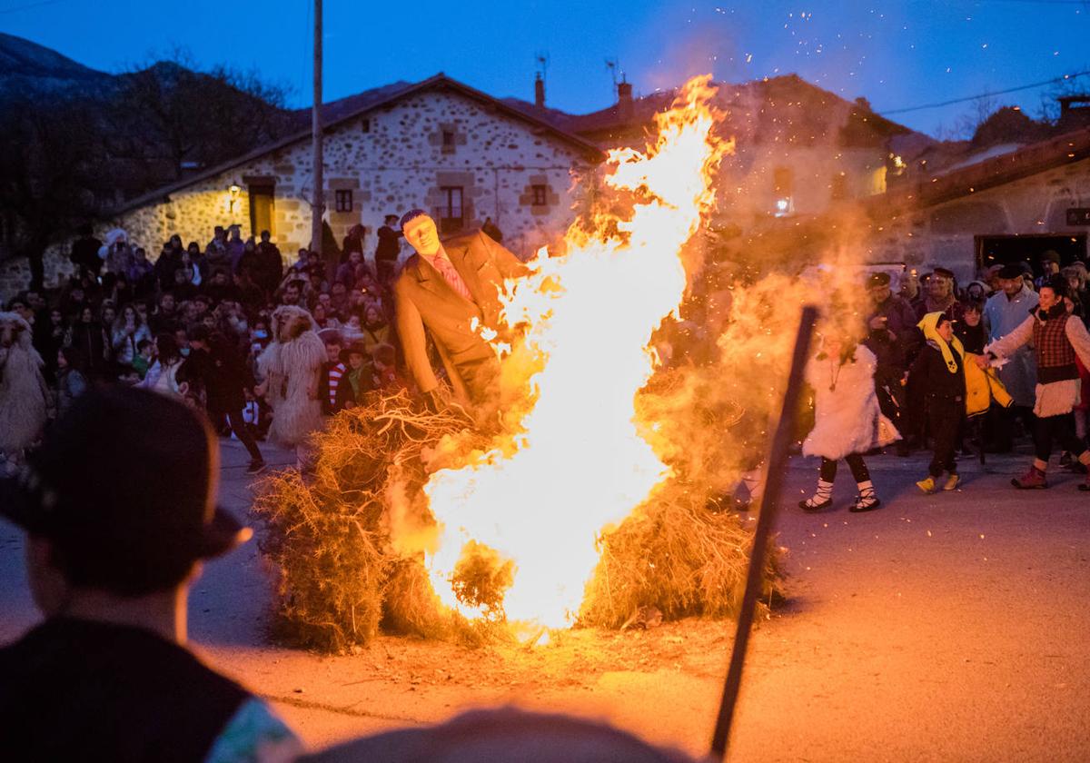 Este hombrecillo de traje y boina se quemó en la hoguera pasadas las siete de la tarde tras el grito de los vecinos de «¡Markitos, al fuego!».