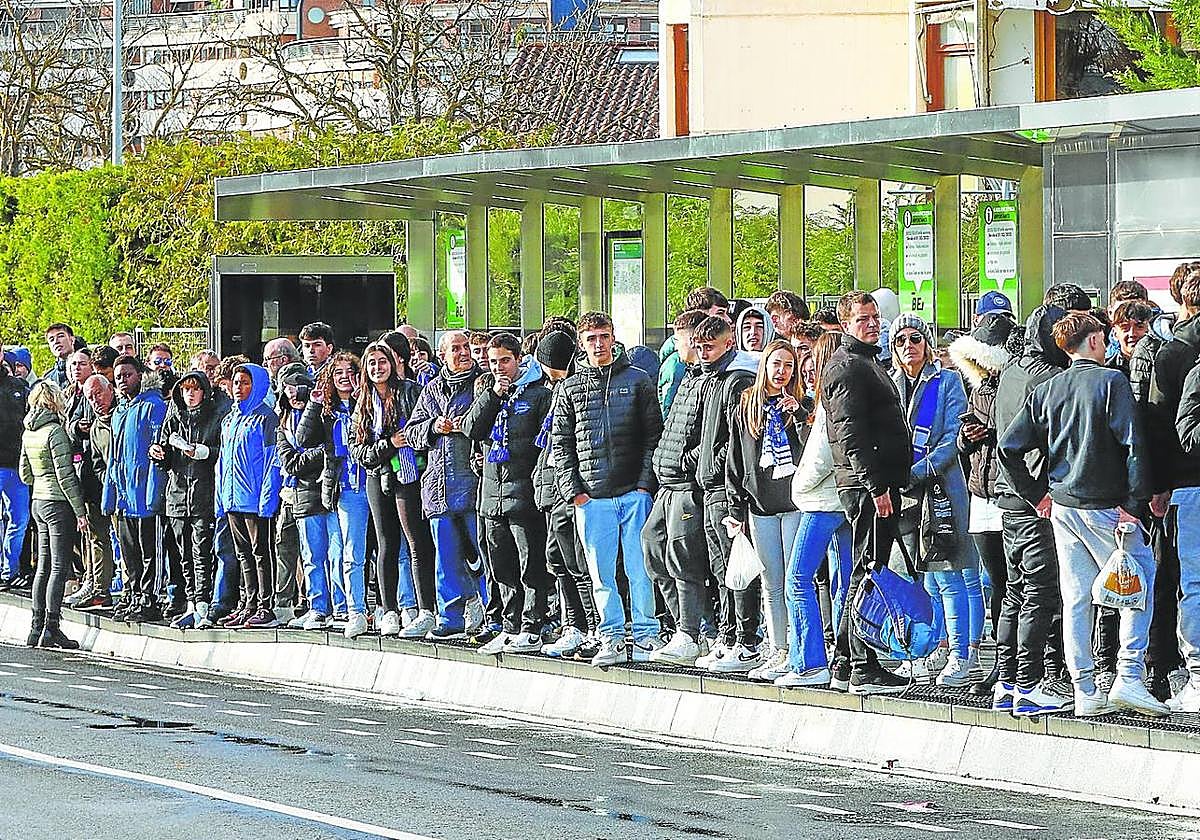 Docenas de aficionados del Glorioso aguardan a que el BEI pase por Salbatierrabide.
