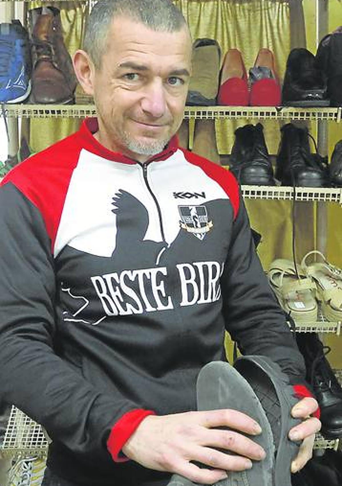 Igor García Zarraga posa en su negocio de Iturribide.