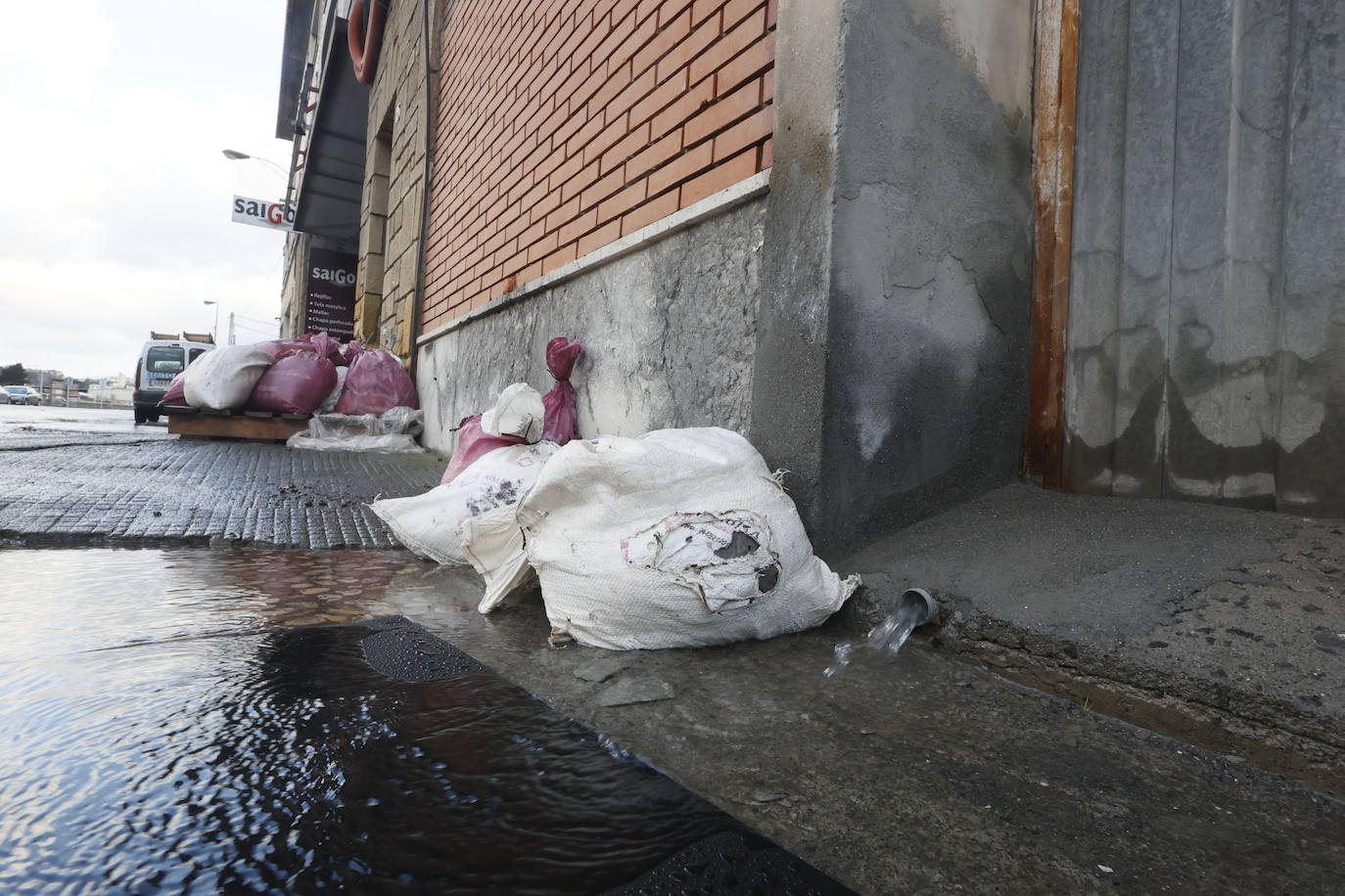 La pleamar provoca inundaciones en Erandio y Bilbao