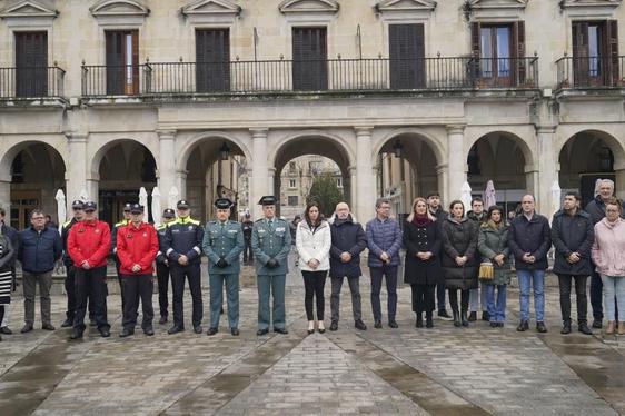 Minuto de silencio en la Plaza de España de Vitoria.