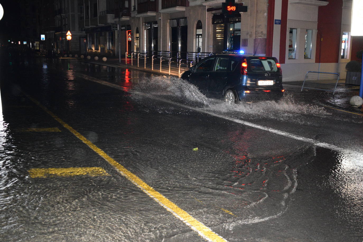 La pleamar provoca inundaciones en Erandio y Bilbao