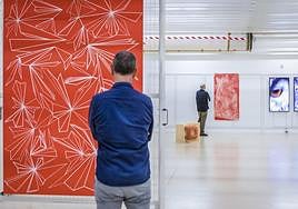 Beatriz Herráez muestra la pieza 'Cuerpo III', de naia del Castillo a la directora de Tabakalera, Edurne Ormazabal, el diputado general Ramiro González, la diputada de Cultura Ana del Val y el consejero de Cultura, Bingen Zupiria.