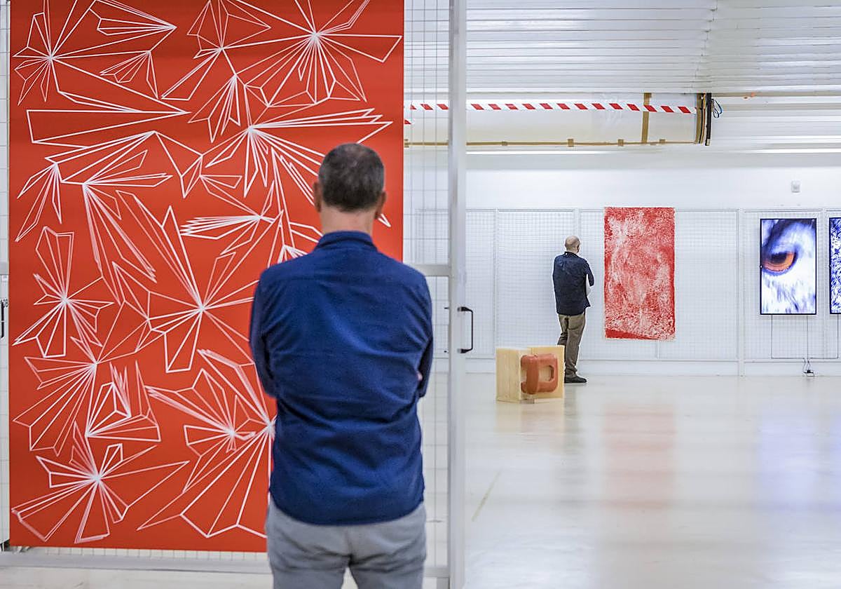 Beatriz Herráez muestra la pieza 'Cuerpo III', de naia del Castillo a la directora de Tabakalera, Edurne Ormazabal, el diputado general Ramiro González, la diputada de Cultura Ana del Val y el consejero de Cultura, Bingen Zupiria.