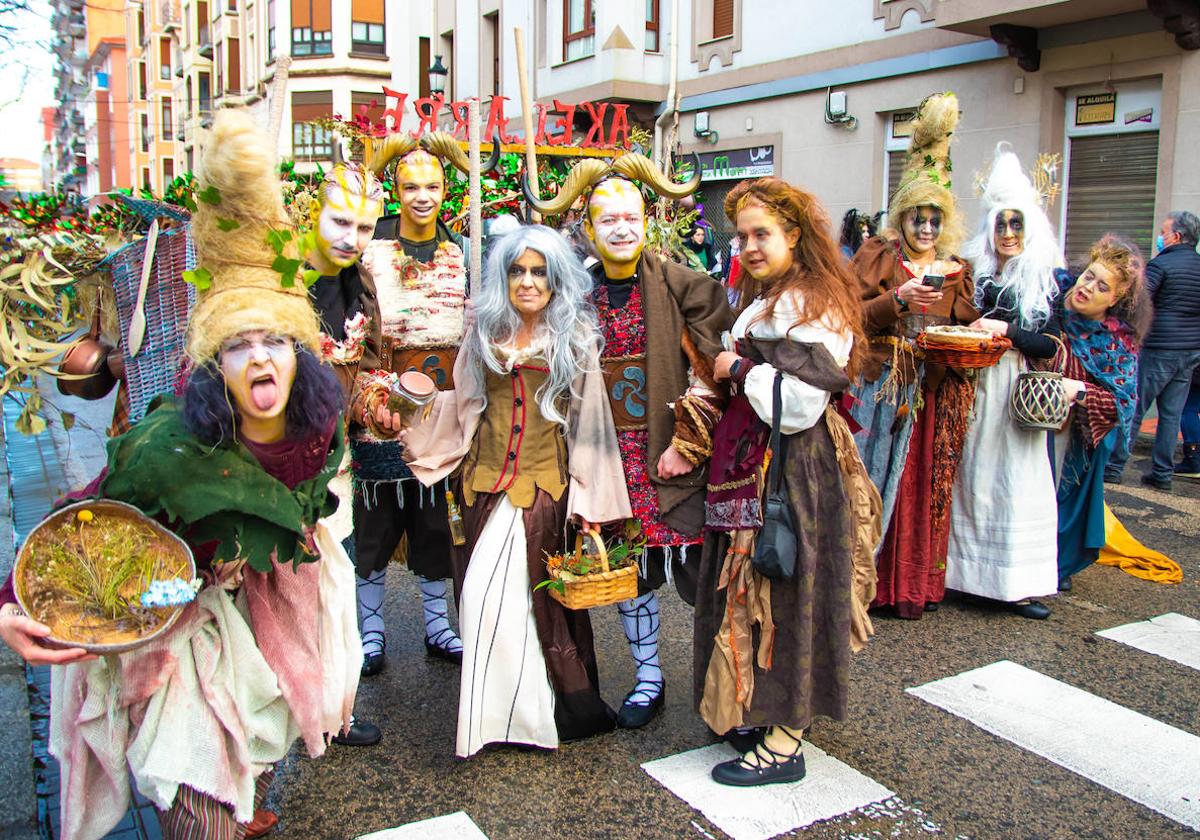 Imagden de archivo de una cuadrilla en el desfile del carnaval de Sestao.