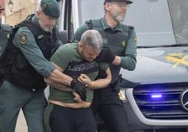 Uno de los dos detenidos por la muerte de los guardia civiles, a su entrada los juzgados