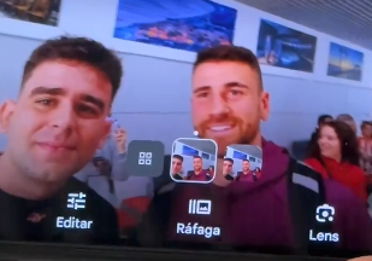 La emoción de un hincha del Athletic tras sacarse una foto con Unai Simón en Almería