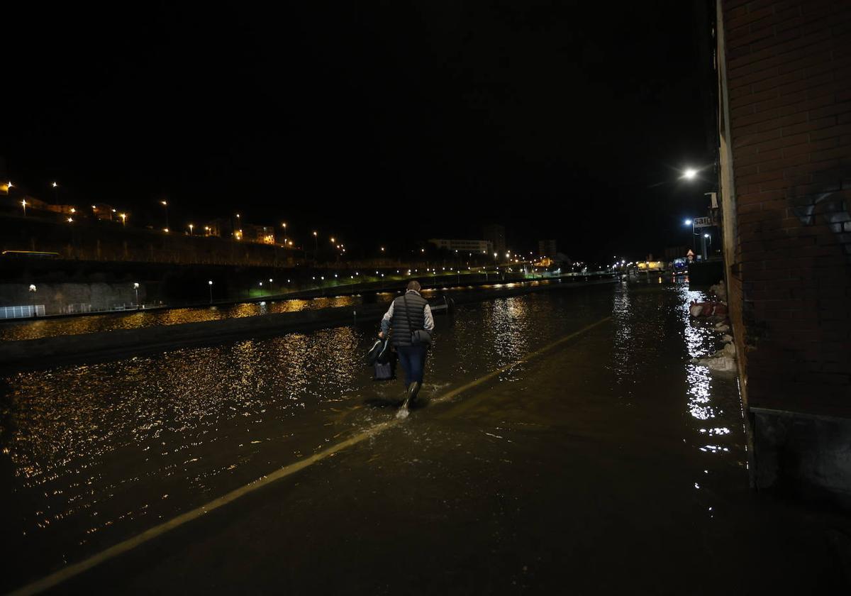 La pleamar provoca inundaciones en Erandio y Bilbao