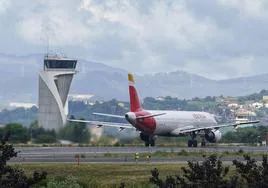 Un avión de Iberia toma tierra en el aeropuerto de Bilbao, a comienzos del pasado mes de enero