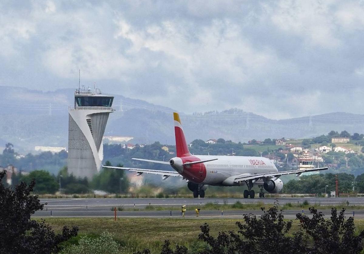 Un avión de Iberia toma tierra en el aeropuerto de Bilbao, a comienzos del pasado mes de enero