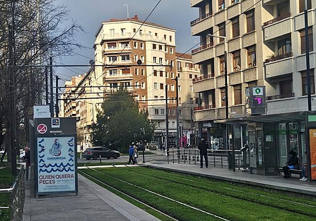Algunos ciudadanos han tomado por coger hoy el tranvía.