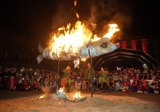 La quema de la Sardina despide el Carnaval de Vitoria