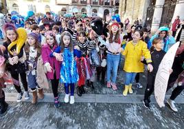 Cientos de escolares se han echado esta mañana a las calles de Bermeo, Ondarroa y Lekeitio para celebrar el Martes de Carnaval. En la imagen Bermeo.