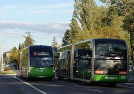 Dos unidades del BEI se cruzan en Salvatierrabide, donde el Ayuntamiento estudia eliminar un carril para dárselo a los coches.