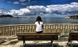 Una joven contempla el mar en Getxo.